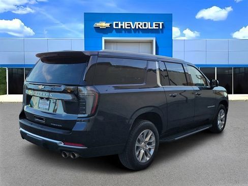 Used 2025 Chevrolet Suburban Premier image 3