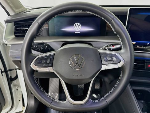 Certified 2025 Volkswagen Tiguan SE w/ Panoramic Sunroof Package AWD/4WD image 14