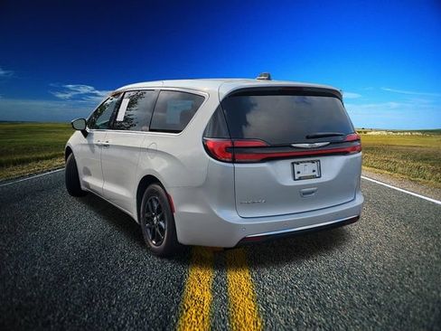 Used 2024 Chrysler Pacifica Touring-L FWD image 2