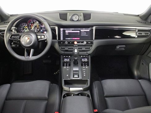 Certified 2025 Porsche Macan AWD/4WD image 19