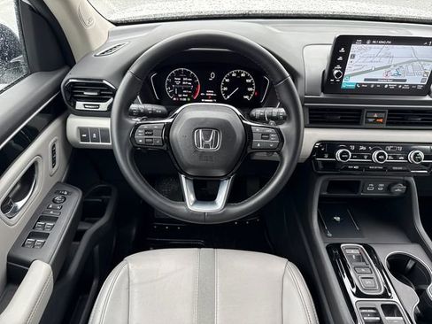 Used 2024 Honda Pilot Touring image 23