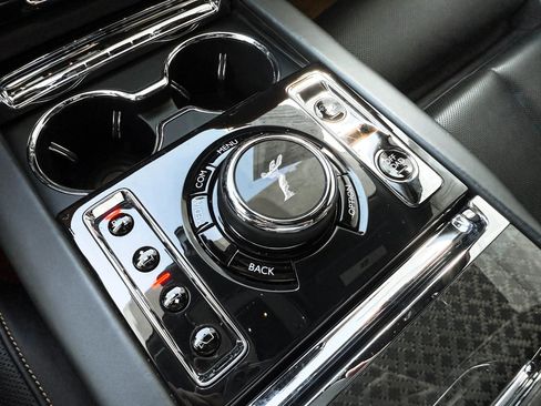 Used 2020 Rolls-Royce Cullinan Black Badge image 22