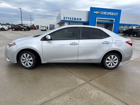 Used 2016 Toyota Corolla LE FWD image 2