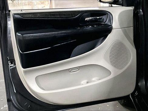 Used 2019 Dodge Grand Caravan SE w/ UConnect Hands-Free Group image 21