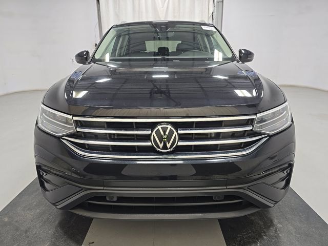 Used 2023 Volkswagen Tiguan SE FWD image 2