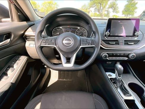 Used 2025 Nissan Altima 2.5 SV FWD image 6