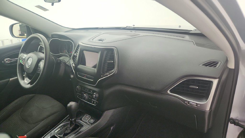 Used 2019 Jeep Cherokee Latitude w/ Popular Appearance Group FWD image 26
