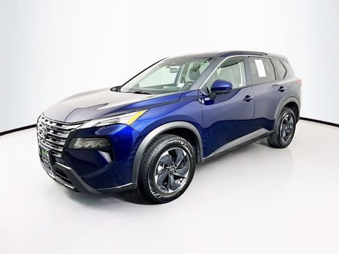 Used 2025 Nissan Rogue SV image 3