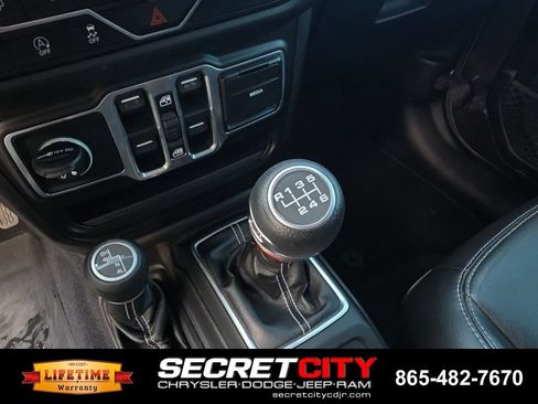 Used 2018 Jeep Wrangler Unlimited Sahara w/ Cold Weather Group AWD/4WD image 19