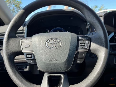 Used 2025 Toyota Camry LE image 28