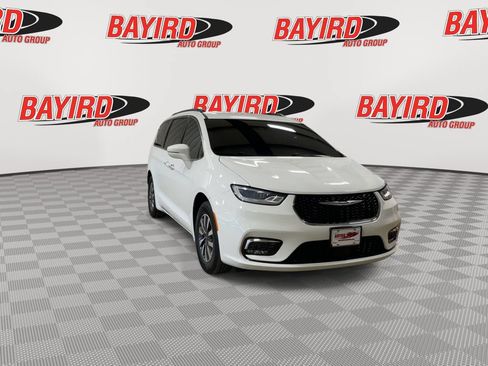 Used 2021 Chrysler Pacifica Touring-L FWD image 3