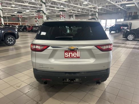 Used 2021 Chevrolet Traverse LT w/ LT Premium Package image 4