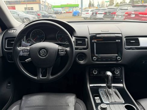 Used 2014 Volkswagen Touareg Sport image 16