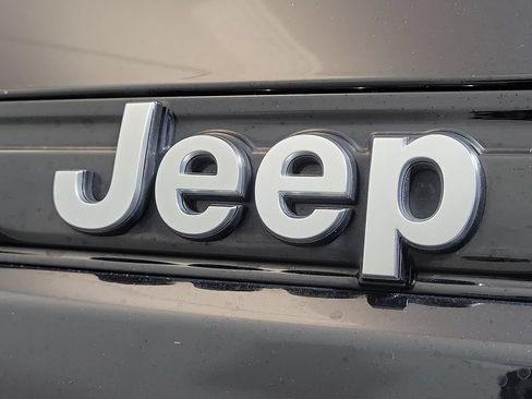 Used 2023 Jeep Grand Cherokee Summit AWD/4WD image 8