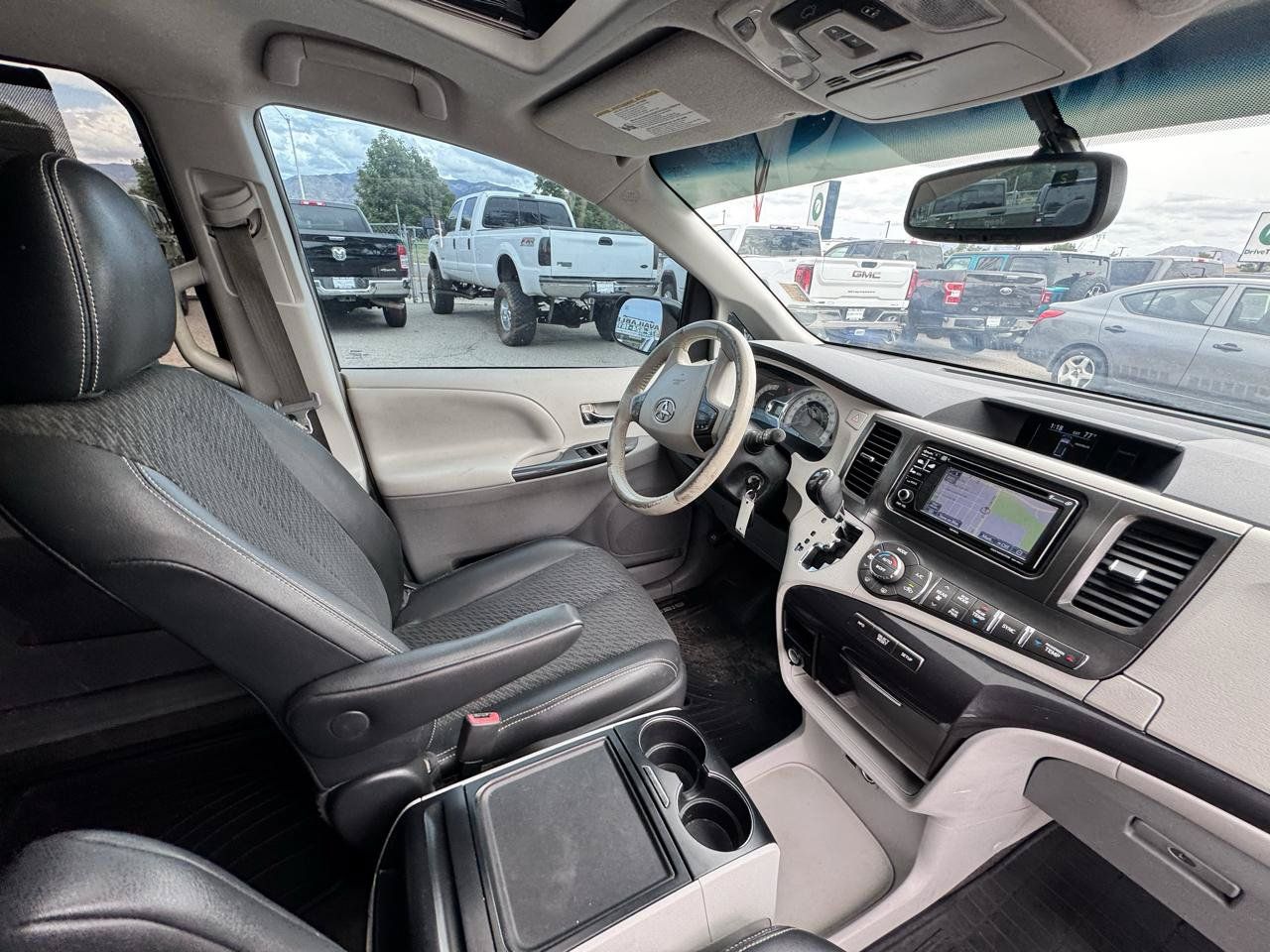 Used 2014 Toyota Sienna SE FWD image 10