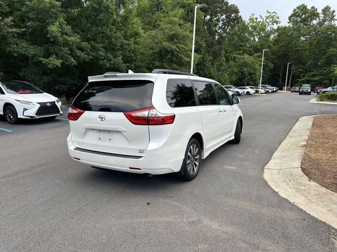 Used 2018 Toyota Sienna XLE Premium AWD/4WD image 6