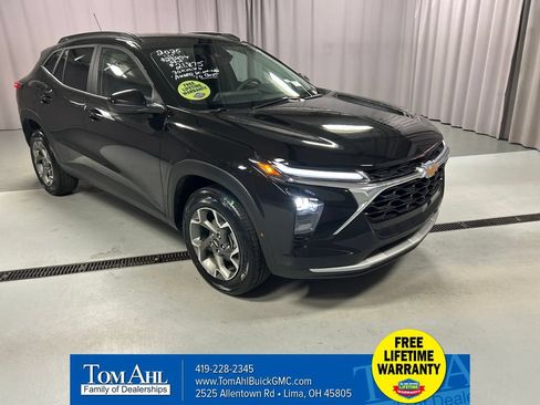 Used 2025 Chevrolet Trax LT FWD image 1