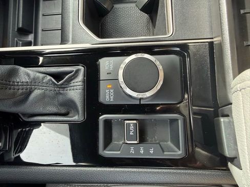 Used 2025 Toyota Tundra Limited AWD/4WD image 28