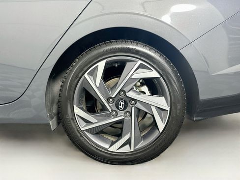 Used 2025 Hyundai Elantra Limited FWD image 11