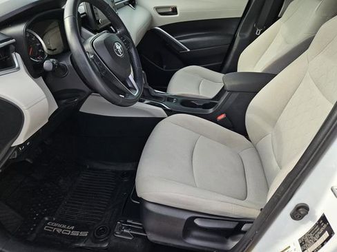 Used 2022 Toyota Corolla Cross LE w/ Moonroof Package image 17