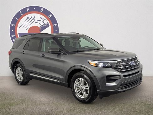 Used 2024 Ford Explorer XLT image 2