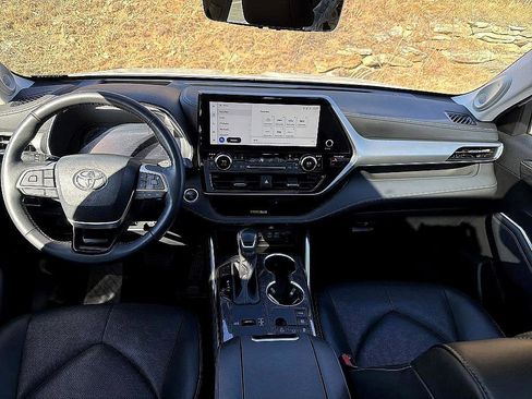 Used 2024 Toyota Highlander Platinum image 18