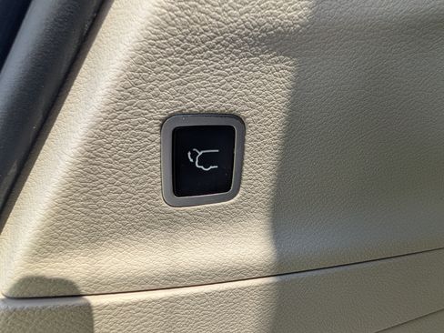 Used 2023 Chrysler Pacifica Touring-L FWD image 14