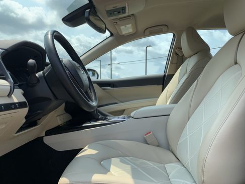 Used 2019 Toyota Camry XLE w/ Navigation Package FWD image 16