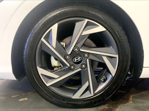 Used 2025 Hyundai Elantra SEL FWD image 9
