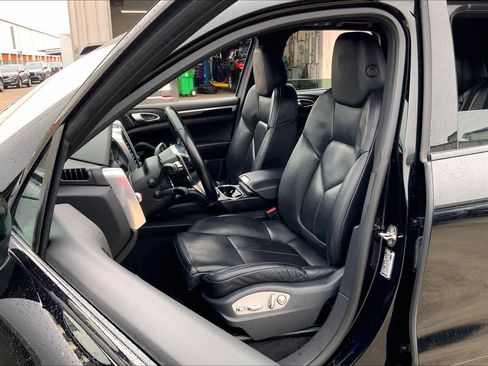 Used 2018 Porsche Cayenne Platinum Edition image 7