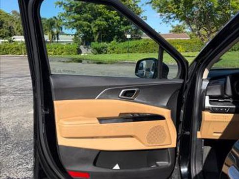 Used 2023 Kia Carnival LX FWD image 22