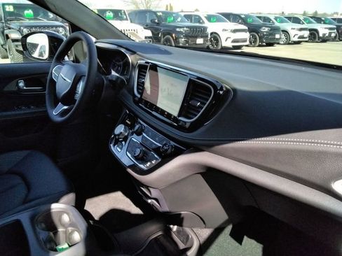 New 2026 Chrysler Pacifica Select AWD/4WD image 21