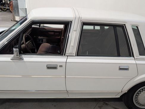 Used 1988 Lincoln Town Car RWD image 26