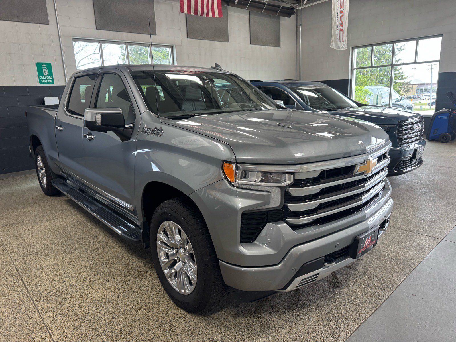 Used 2024 Chevrolet Silverado 1500 High Country w/ High Country Premium Package AWD/4WD image 3