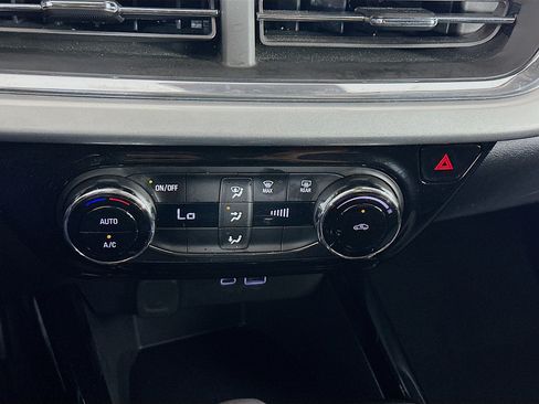 Used 2025 Chevrolet Trax LT FWD image 23