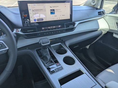 Used 2025 Toyota Sienna XLE image 23