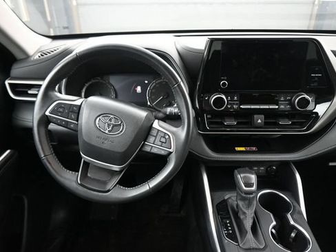 Used 2025 Toyota Highlander XLE AWD/4WD image 23