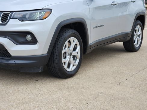Used 2025 Jeep Compass Latitude AWD/4WD image 12