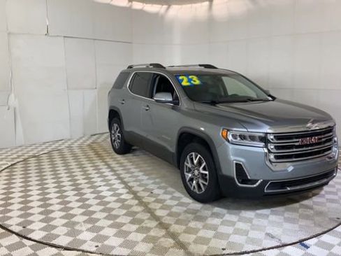 Used 2023 GMC Acadia SLT w/ LPO, Floor Liner Package FWD image 2