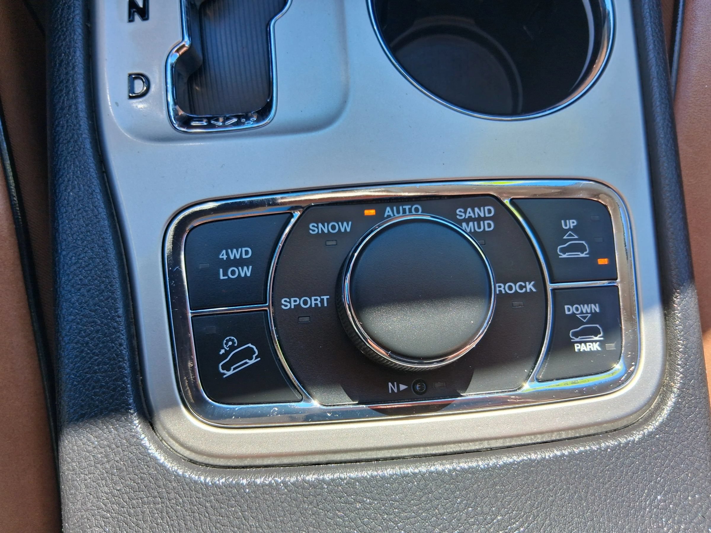 Used 2011 Jeep Grand Cherokee Overland AWD/4WD image 24