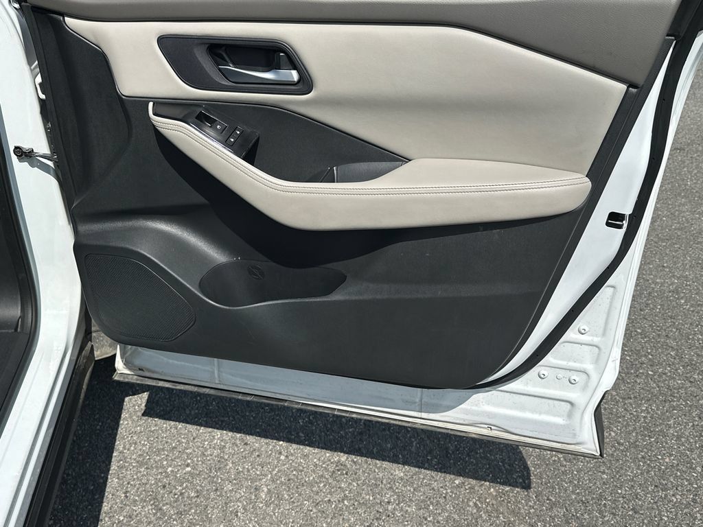 Used 2025 Nissan Rogue SV FWD image 14