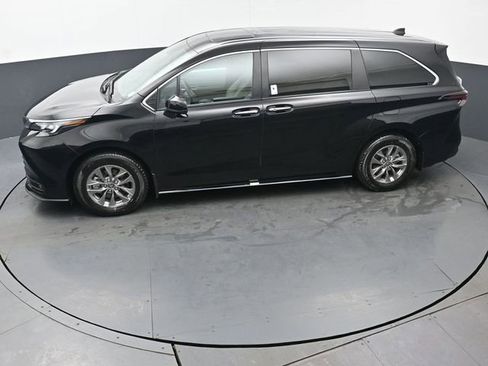 Used 2025 Toyota Sienna XLE image 44