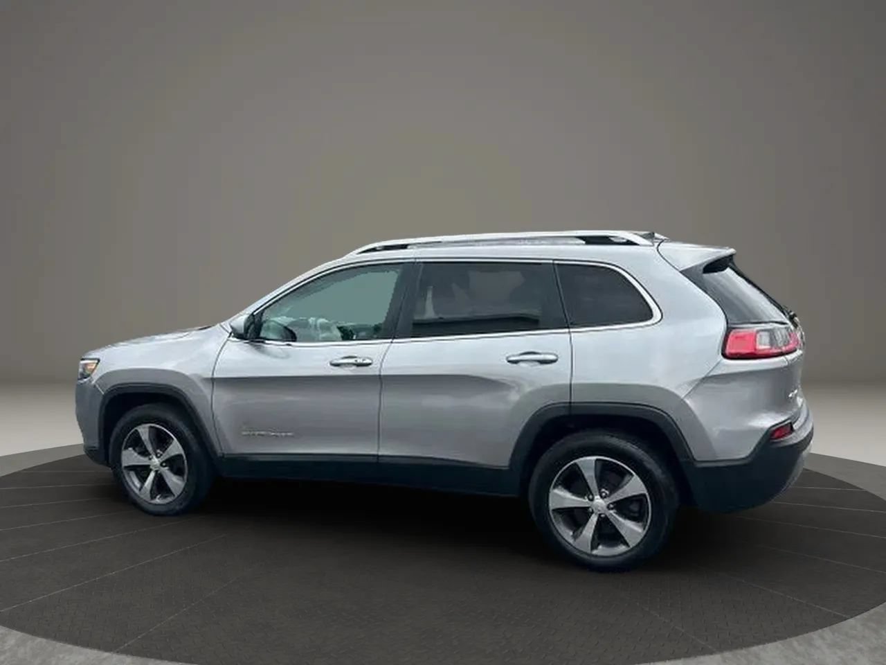 Used 2019 Jeep Cherokee Limited AWD/4WD image 2
