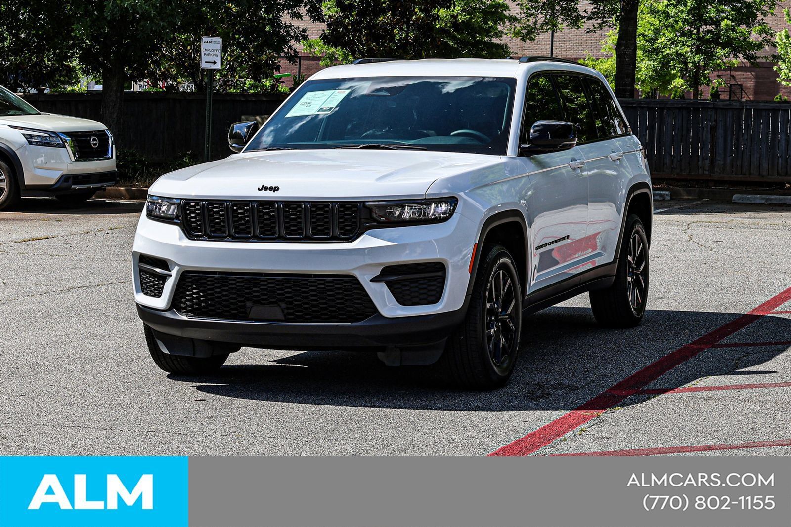 Used 2025 Jeep Grand Cherokee Altitude AWD/4WD image 3