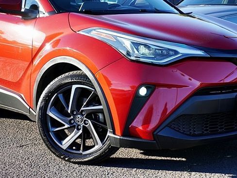 Used 2022 Toyota C-HR XLE image 4