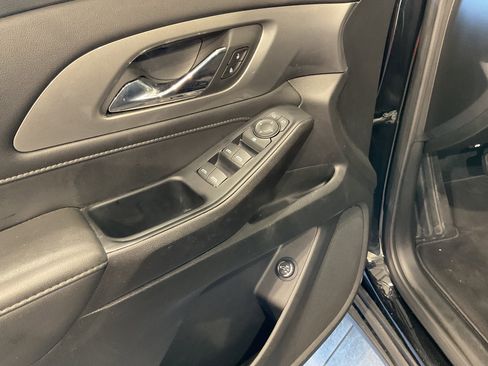 Used 2023 Chevrolet Traverse LT image 16