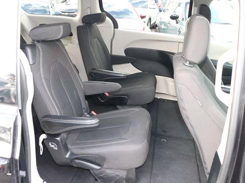 Used 2023 Chrysler Voyager LX image 15