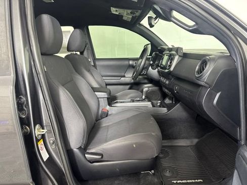 Used 2019 Toyota Tacoma TRD Off-Road AWD/4WD image 4
