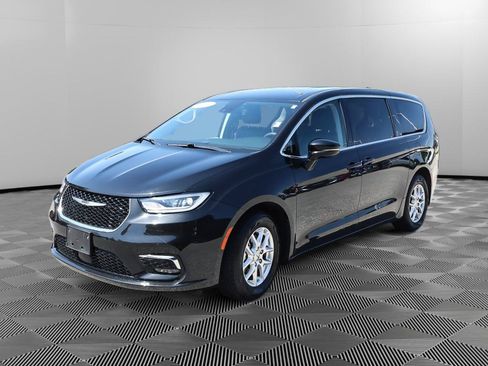 Used 2024 Chrysler Pacifica Touring-L FWD image 2