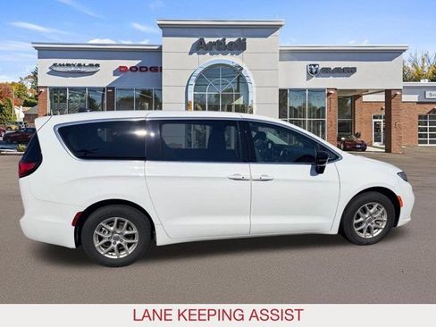 Certified 2024 Chrysler Pacifica Touring-L FWD image 7
